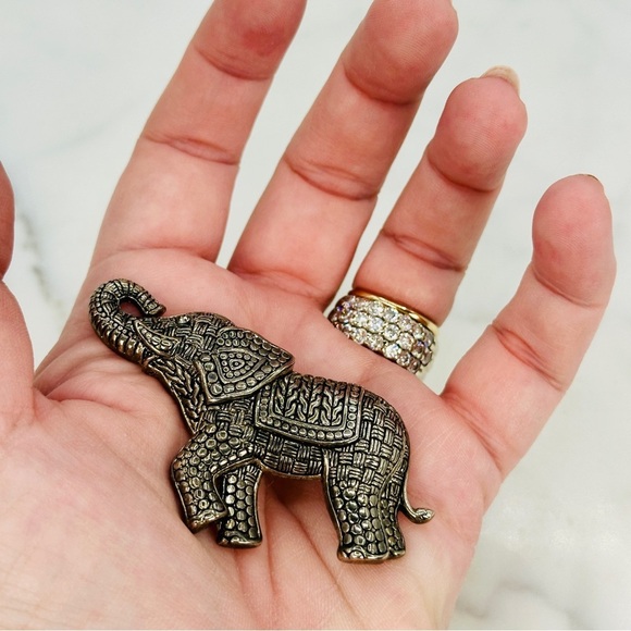 Vintage Elephant Brooch Pin Silver Tone Intricate Unisex Lucky 80s Trunk Up Boho - Picture 4 of 9